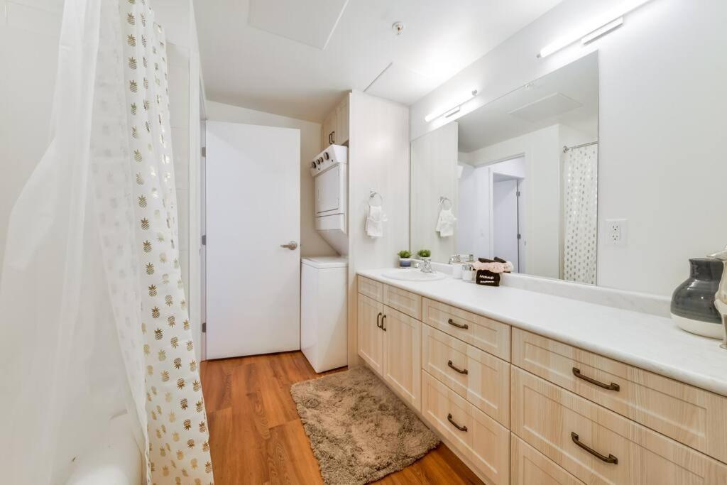 Royal Blue Wild Oasis Corner Pnhse Kingbed U/g Wi-fi Apartment Edmonton