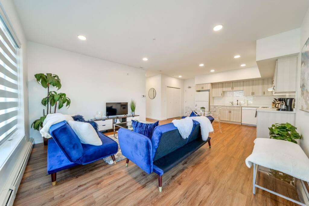 Royal Blue Wild Oasis Corner Pnhse Kingbed U/g Wi-fi Apartment Edmonton